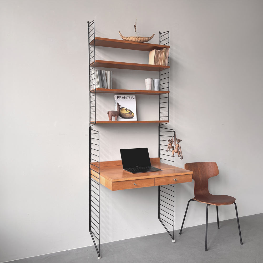 String Regalsystem mit Schreibtisch