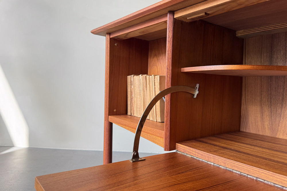 Mid-century Desk mit Schubladen und Bücherablage