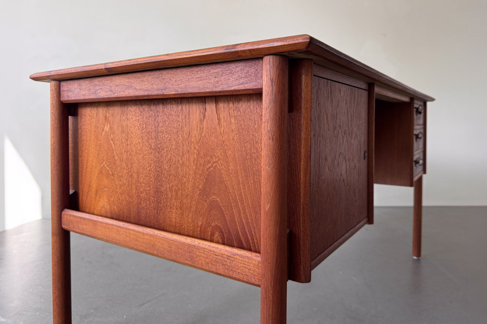 Mid-century Desk mit Schubladen und Bücherablage