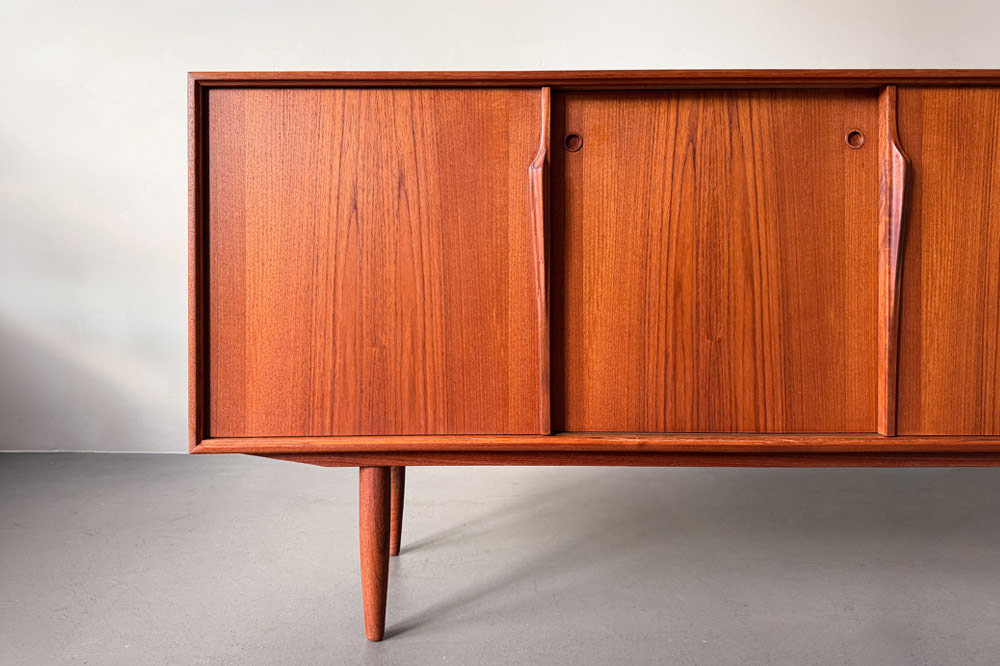 Mid-century Highboard mit Schiebetüren