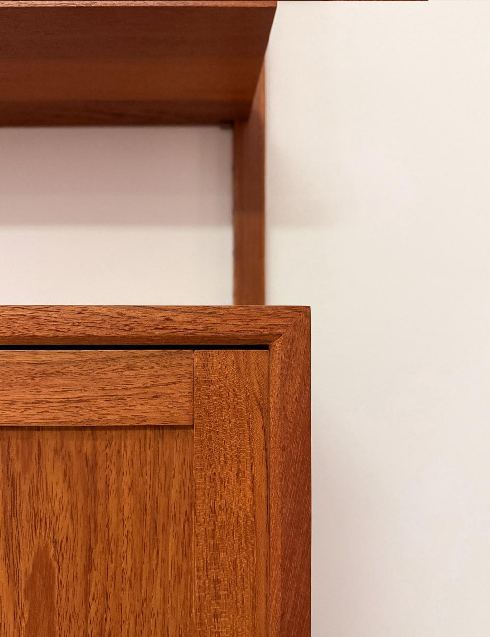 Teak Wandregal, Mid-century mit Schrank